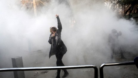 Протестиращ застрелял полицай в Иран