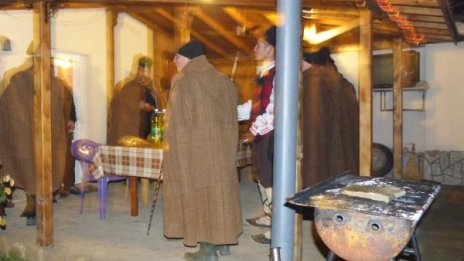 Сурва, сурва... Мними коледари обраха възрастна перничанка