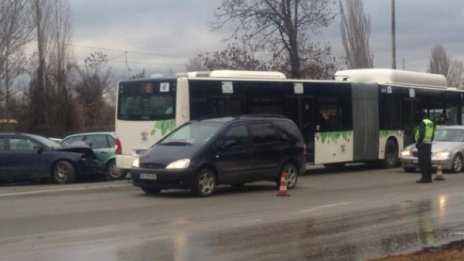 9 автомобила се нанизаха при катастрофа в София