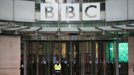 Оставките в Би Би Си само разпалиха скандала, къде отива доверието?
