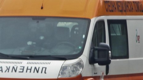 Кола и тролей се удариха в Бургас, трима пострадаха