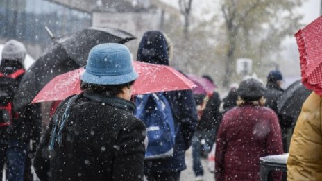 Днес дъжд и сняг, над 15 градуса през уикенда