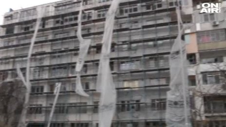 В (не)санираният бургаски блок: Живот с кофите и парцала