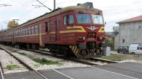 Влакът София-Варна помете кола на прелез, загина човек