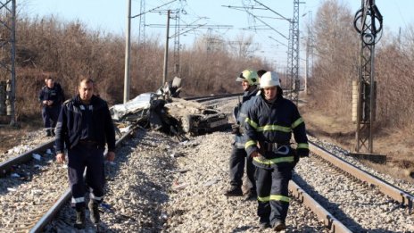 Пометеният от влак автомобил минал неправомерно през прелеза