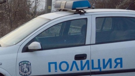 Подпинайл шофьор "паркира" колата си в стълб