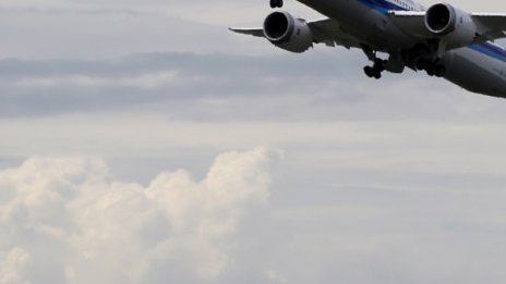 Самолет кацна аварийно във Варшава заради колесник