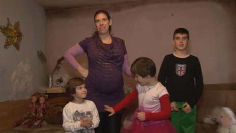 С 200 лв.: Три деца, четвърто на път и 3 бона "честитка" от ЧСИ