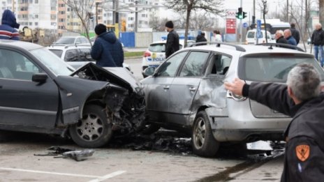 Автомобили се помляха във верижен ад във Варна
