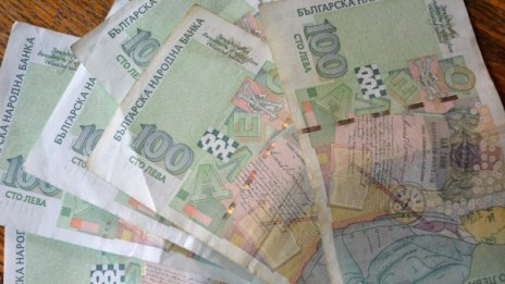 Наивна баба остави злато и пари до гумата на кола