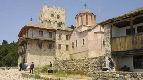 А сега, де! Търсят калугери, подстригвали незаконно монаси