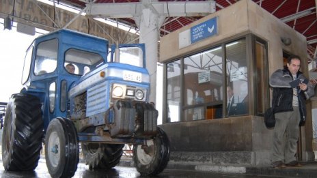 Фермерите изкарват тракторите, блокират пътища в Гърция