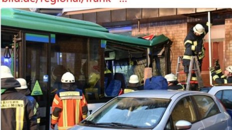 Училищен автобус се блъсна в къща в Германия