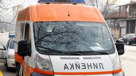 Мъж е с опасност за живота, блъснало го кола в Бургас