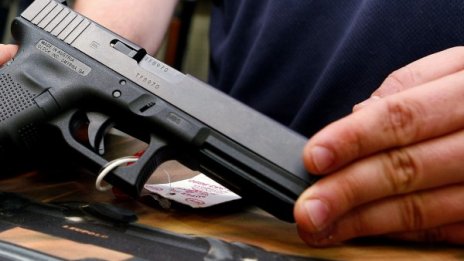Мъж се простреля в крака "на игра" с газов пистолет