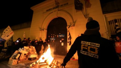 Френски надзиратели на протест заради радикализирани затворници