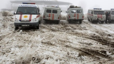 52 души изгоряха при автобусна катастрофа в Казахстан