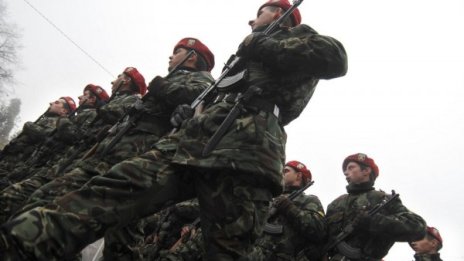 Военно обучение в 9-10 клас. Поне веднъж седмично!