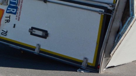 Два камиона катастрофираха на пътя Пазарджик-Панагюрище