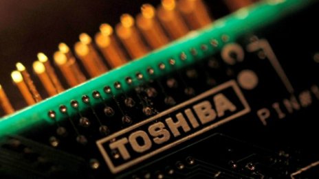 Toshiba с резервен план за бизнеса си с чипове  