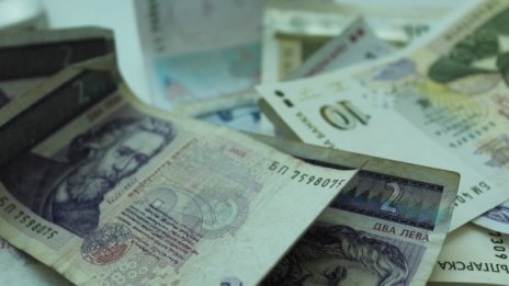 И децата в ало схемите: Момиче остави до кошче над 3 бона и злато