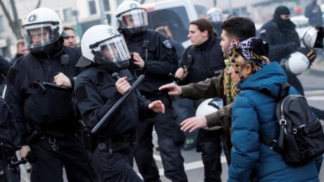 Полицията в Кьолн спря митинг на хиляди кюрди за Сирия