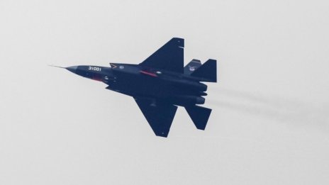 Военен самолет се разби в Китай, 12 души са загинали