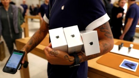 Между октомври и декември: Apple продала повече телефони от Samsung