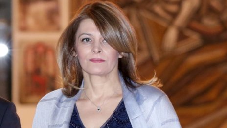 Президентшата лети с мръсна газ из "Бояна", 2 патрулки я гонят