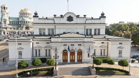 Средната депутатска заплата скача с едни 300 лв., вече е 3540!