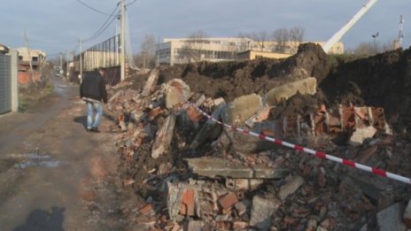 Оградата на гимназия в Хасково рухна. Защо?