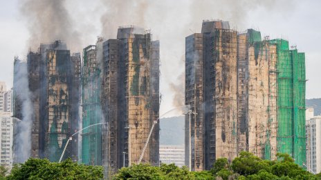 Втори ден гори пожарът в Хонконг, отнел живота на над 40 души