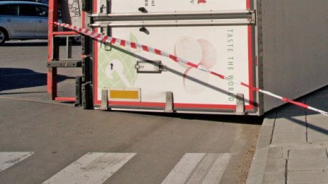 ТИР се хлъзна на път в Плевенско, ремаркето му се обърна 