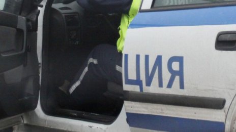 Камион се заби в дърво, водачът му загина 