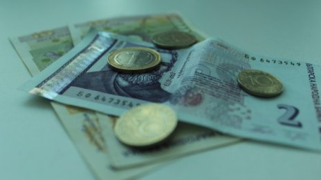 5 - 6 хиляди... баба метна през балкона спестяванията си