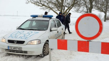 Зимата днес: 20 села без ток, затворени пътища...