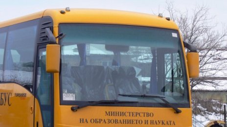 Един, втори...у чилищни автобуси закъсаха в преспите