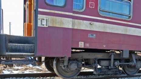 Влакът София &ndash; Бургас блокиран край Айтос, пътниците мръзнат