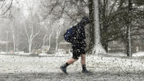 Силни бури в САЩ: Седем загинали, хиляди полети – отменени