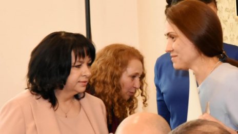 Няма да приемат оставката на Петкова, остава министър