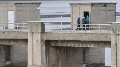 Два язовира преливат контролирано край Враца
