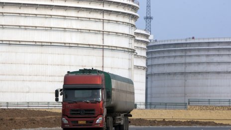 Конкурентни лидери в търговията с руски петрол засегнати от санкциите на ЕС