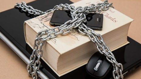 Смартфоните ни правят "луди"! Буквално