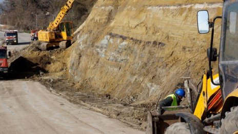 Свлачище край Девин отби движението в едната лента