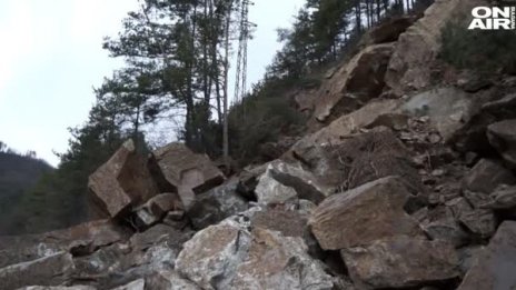 Свлачището край Смолян все още създава проблеми
