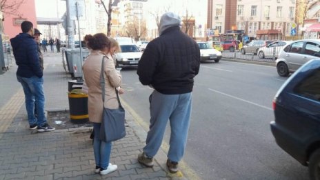 Агресивен кибик на спирката за Перник! Мутра-пазач на превозвач? 