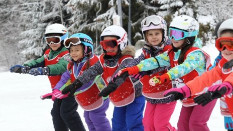 Сняг по листата и ски за децата: Честита първа пролет!