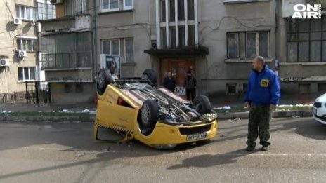 Висока скорост, удар... такси по таван в Търново