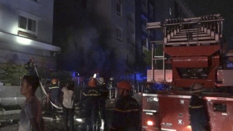 Най-малко 13 загинали при пожар в блок във Виетнам