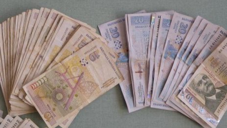 Тийнейджър нападна и ограби книжар във Видин 